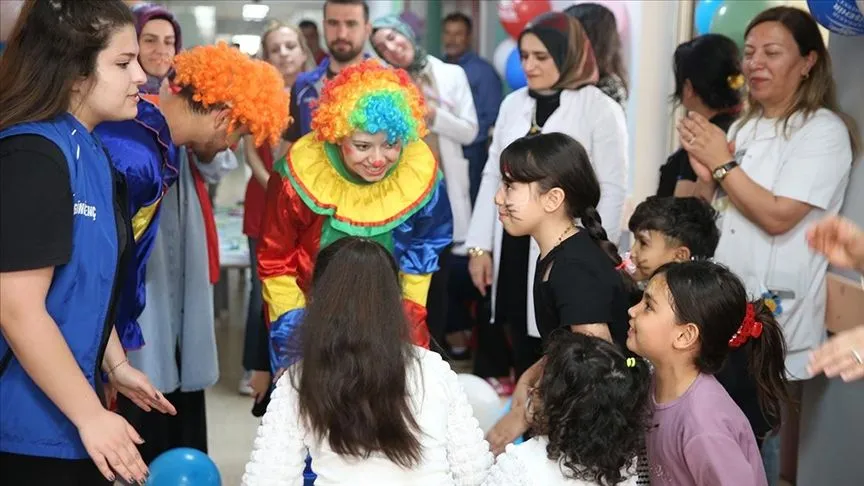 Tedavi gören çocuklara bayram coşkusu yaşatmak için özel ekip oluşturuldu