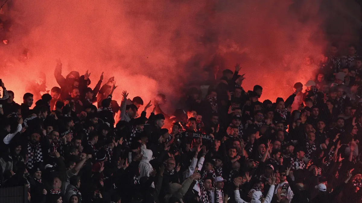 Beşiktaş taraftarı Galatasaray derbisinde desibel rekoru kırmayı hedefliyor!