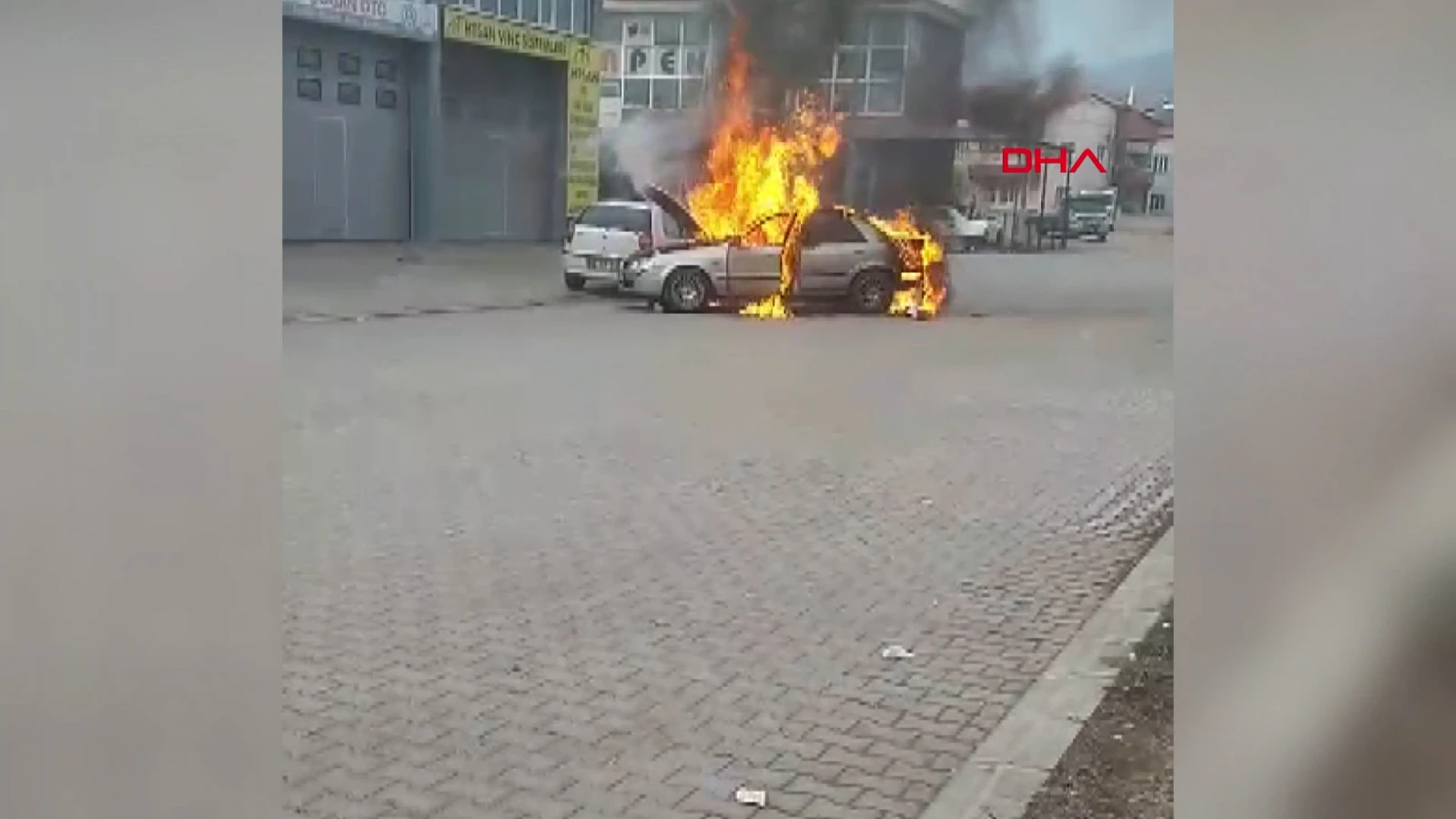 Otomobilin alev alev yandı! O anlar kamerada