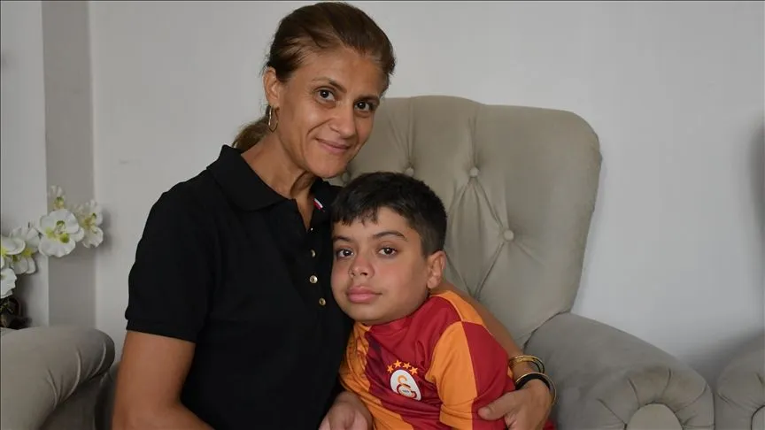 Morquio sendromlu Deniz, annesinin ilgisi ve şefkatiyle sosyalleşiyor