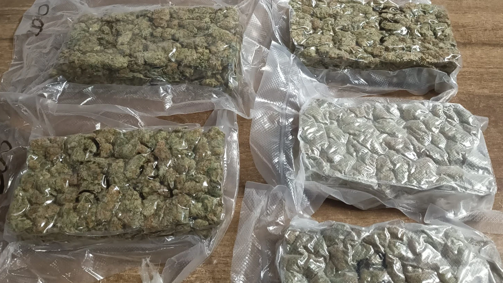 Fatih'te dur ihtarına uymayan araçtan 6 kilo 680 gram uyuşturucu çıktı