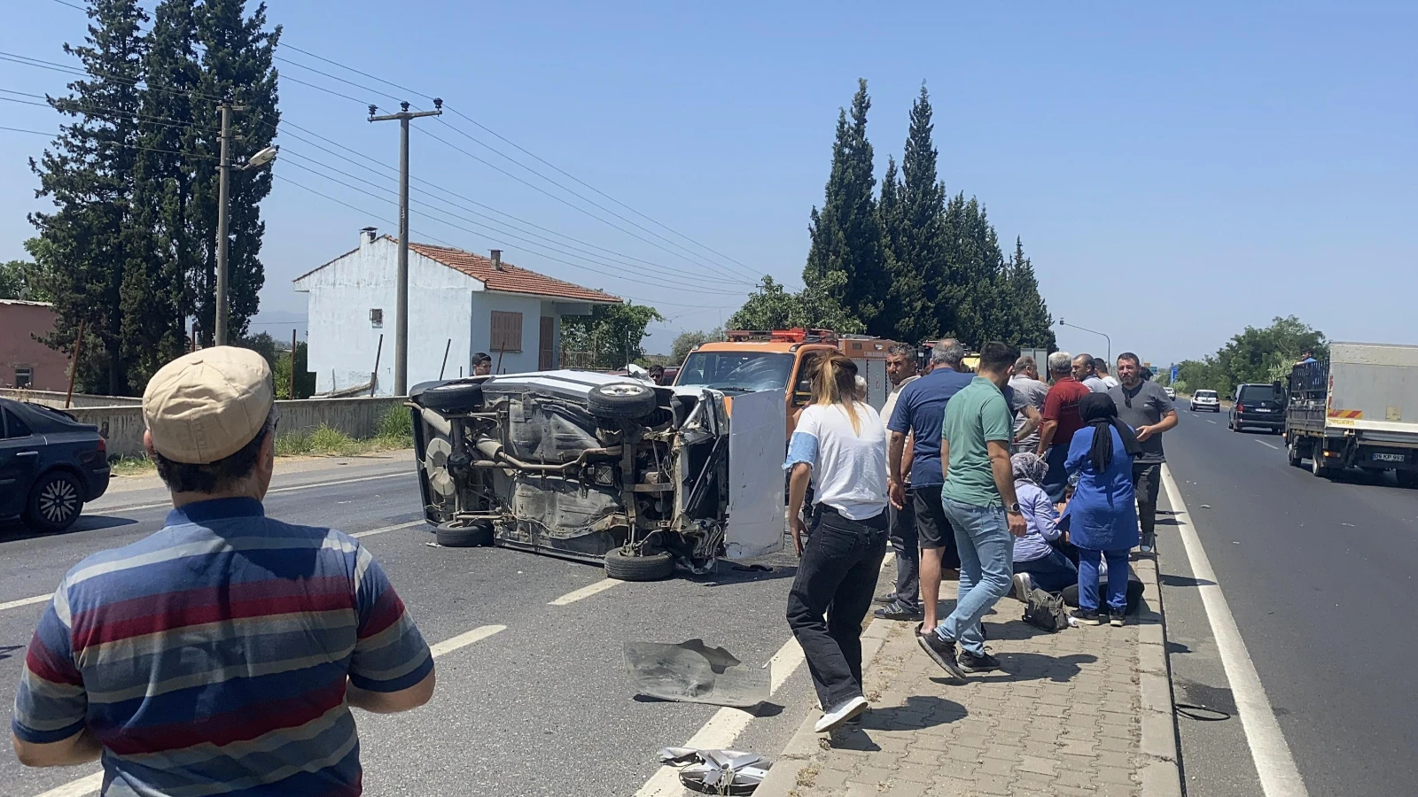 Otomobil, araca çarparak takla attı: 1'i çocuk 4 yaralı