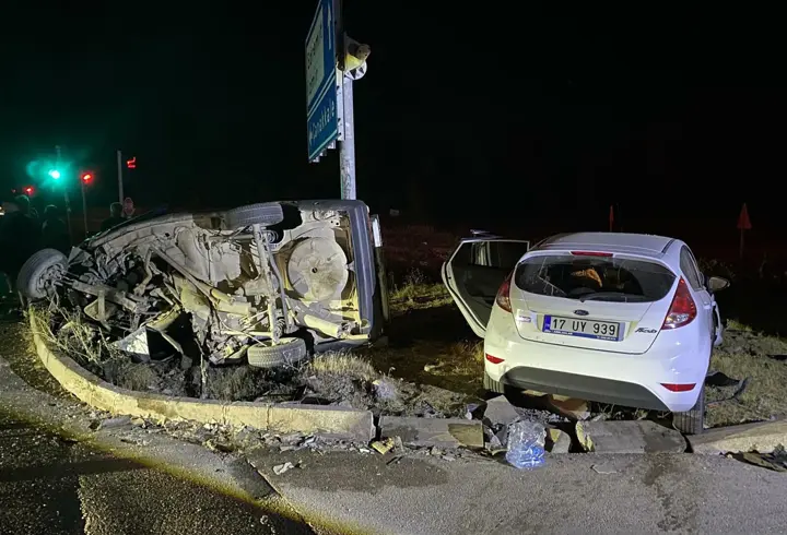 Çanakkale'de kavşakta otomobiller çarpıştı: 1'i ağır, 3 yaralı