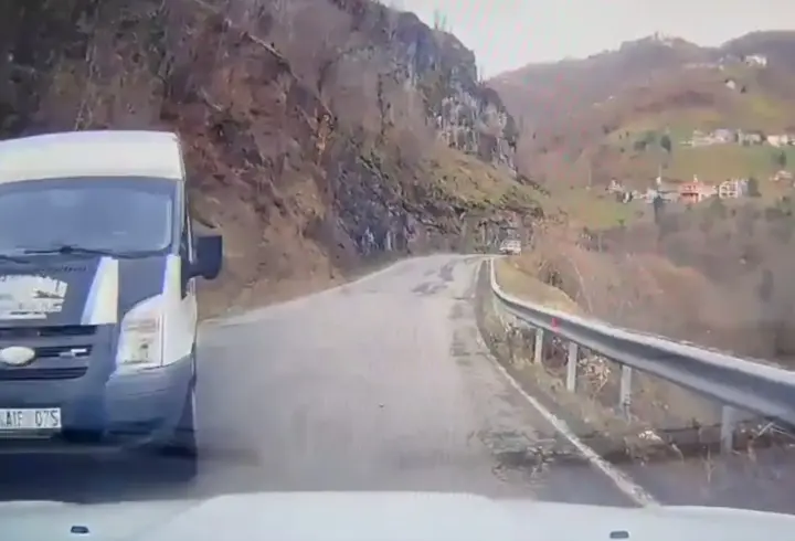 Okul servis minibüsünün otomobille çarpıştığı kaza kamerada