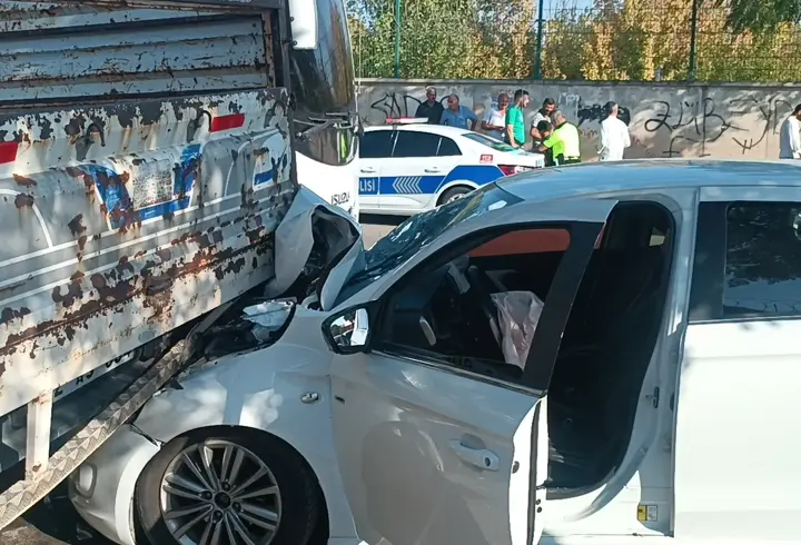 Batman’da kamyonete çarpan otomobilin sürücüsü yaralandı