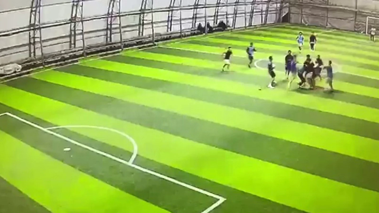 Halı sahada tekme yumruk kavga! 6 kişi yaralandı