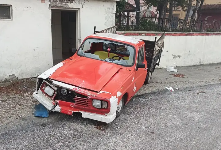 Duvara çarpan pikapta 2 yaralı