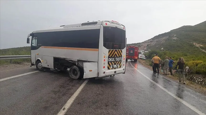 İzmir'de otomobil ile otobüsün çarpıştığı kazada 13 kişi yaralandı