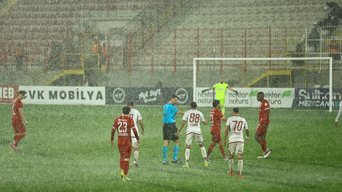 Ümraniyespor-Boluspor maçı yağmur nedeniyle ertelendi!
