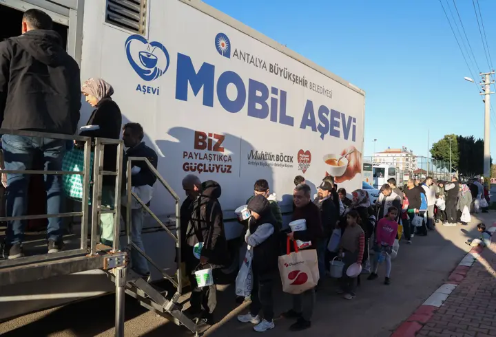 Büyükşehir Mobil Aşevi'nden sıcak yemek ikramı