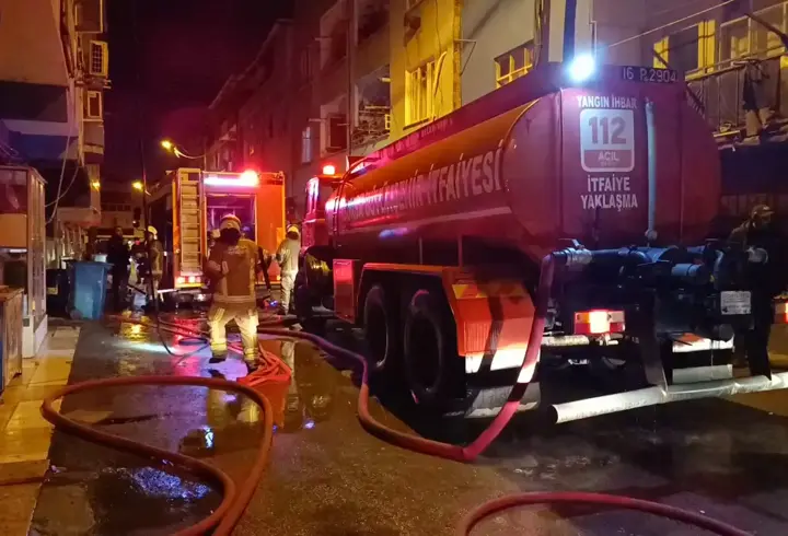 Bursa'da apartmanın çatı katında çıkan yangın söndürüldü