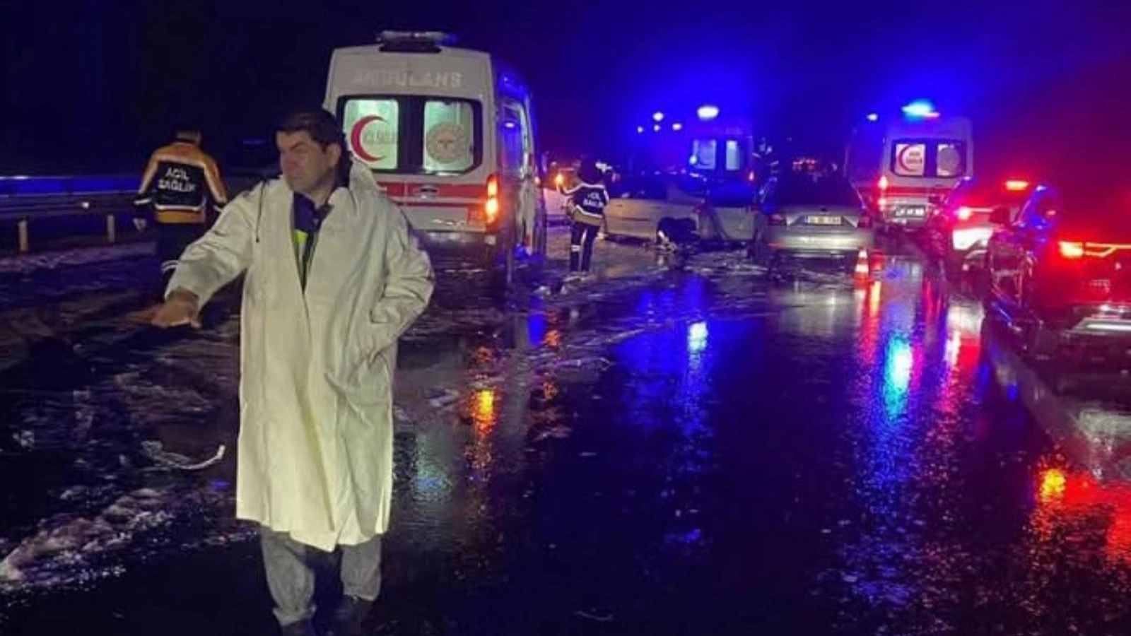 12 aracın karıştığı zincirleme kazada 10 kişi yaralandı