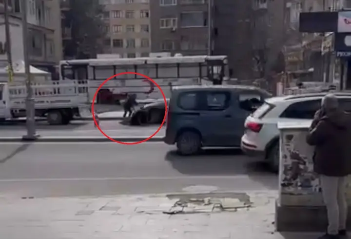 Diyarbakır'da 3 kişinin yaralandığı silahlı kavga kamerada