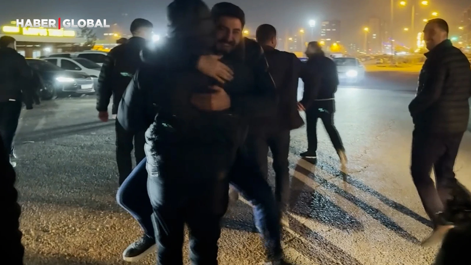 Diyarbakır’da tahliye olan tutuklular davul zurnayla karşılandı