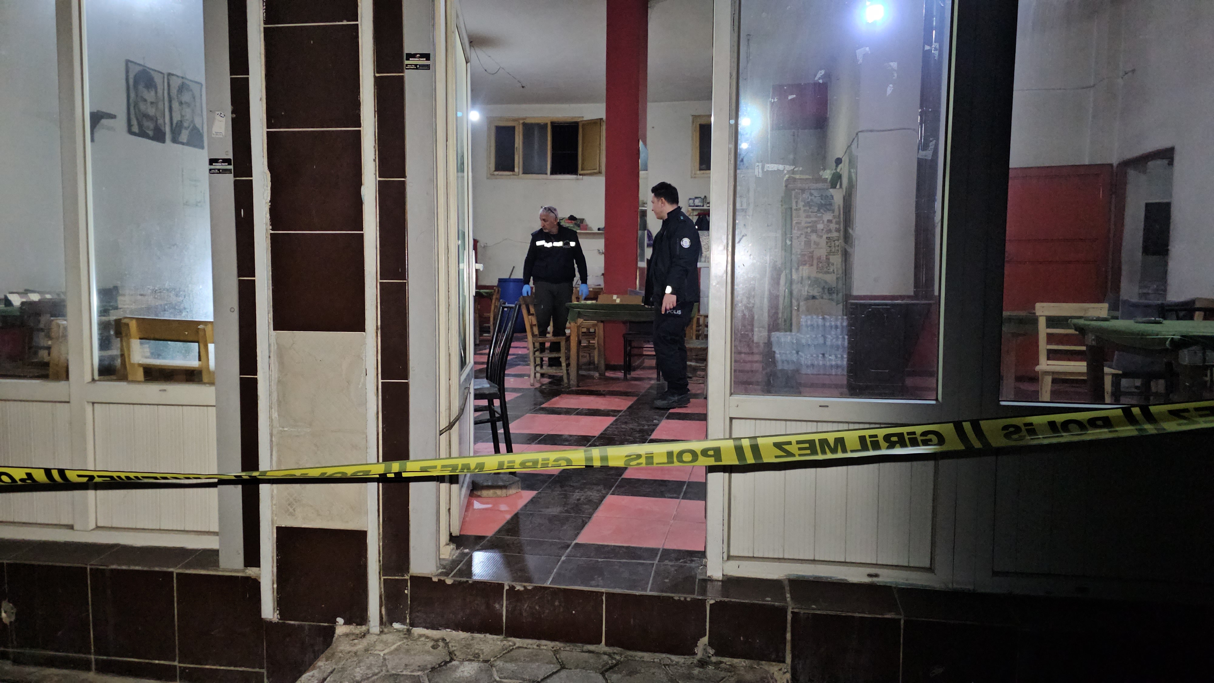 17 yaşındaki genç kahvehaneyi bastı, 2 kişiyi öldürdü!