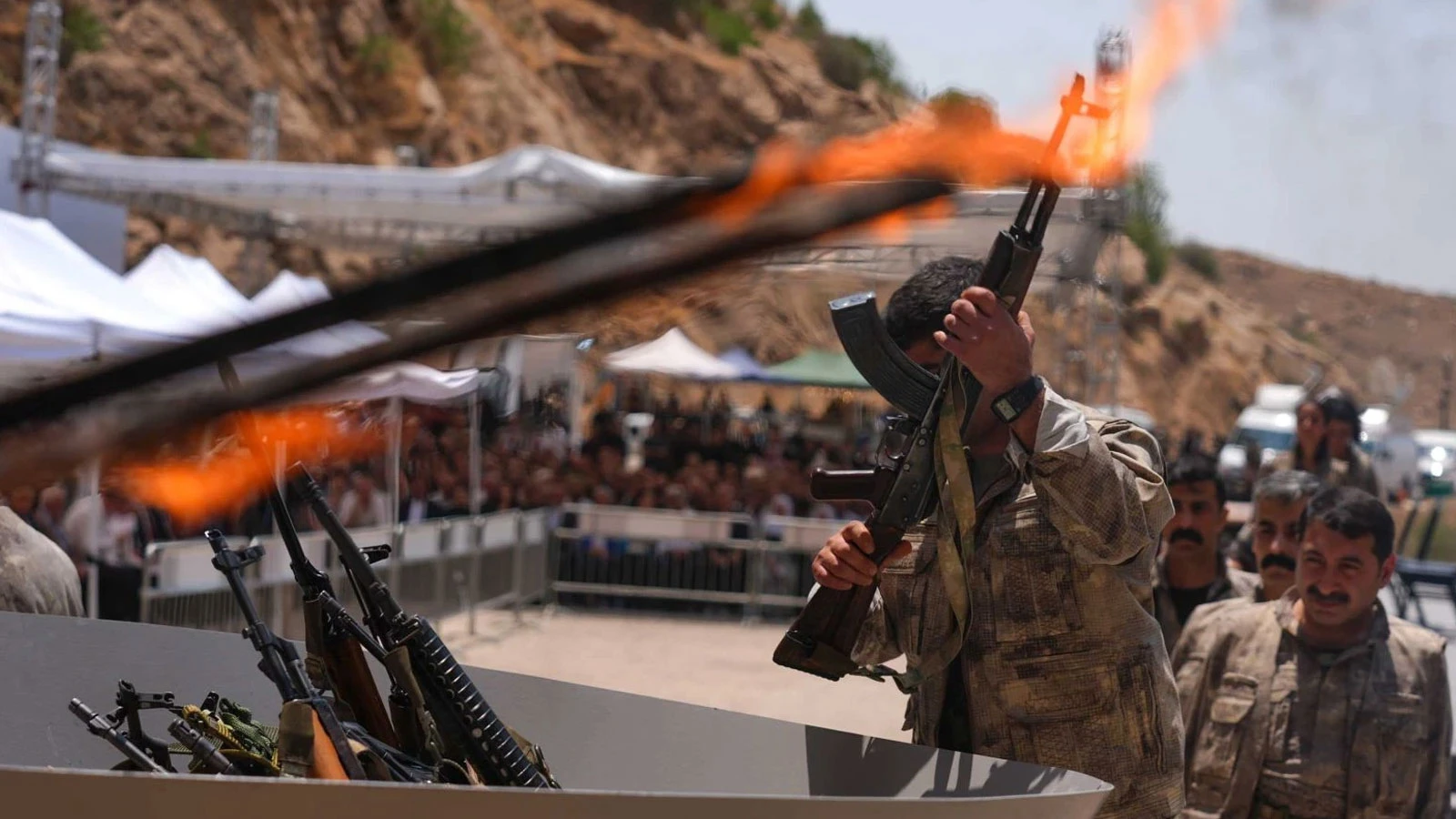 Siyasilerden terör örgütü PKK'nın silah bırakmasıyla ilgili peş peşe mesajlar