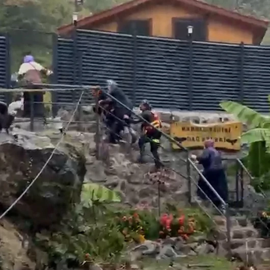 Sakarya'daki Sel Felaketinde İhh Ekiplerinin Mahsur Kalan Yaşlı Kadını Sırtında Taşıdığı Anlar Takdir Topladı