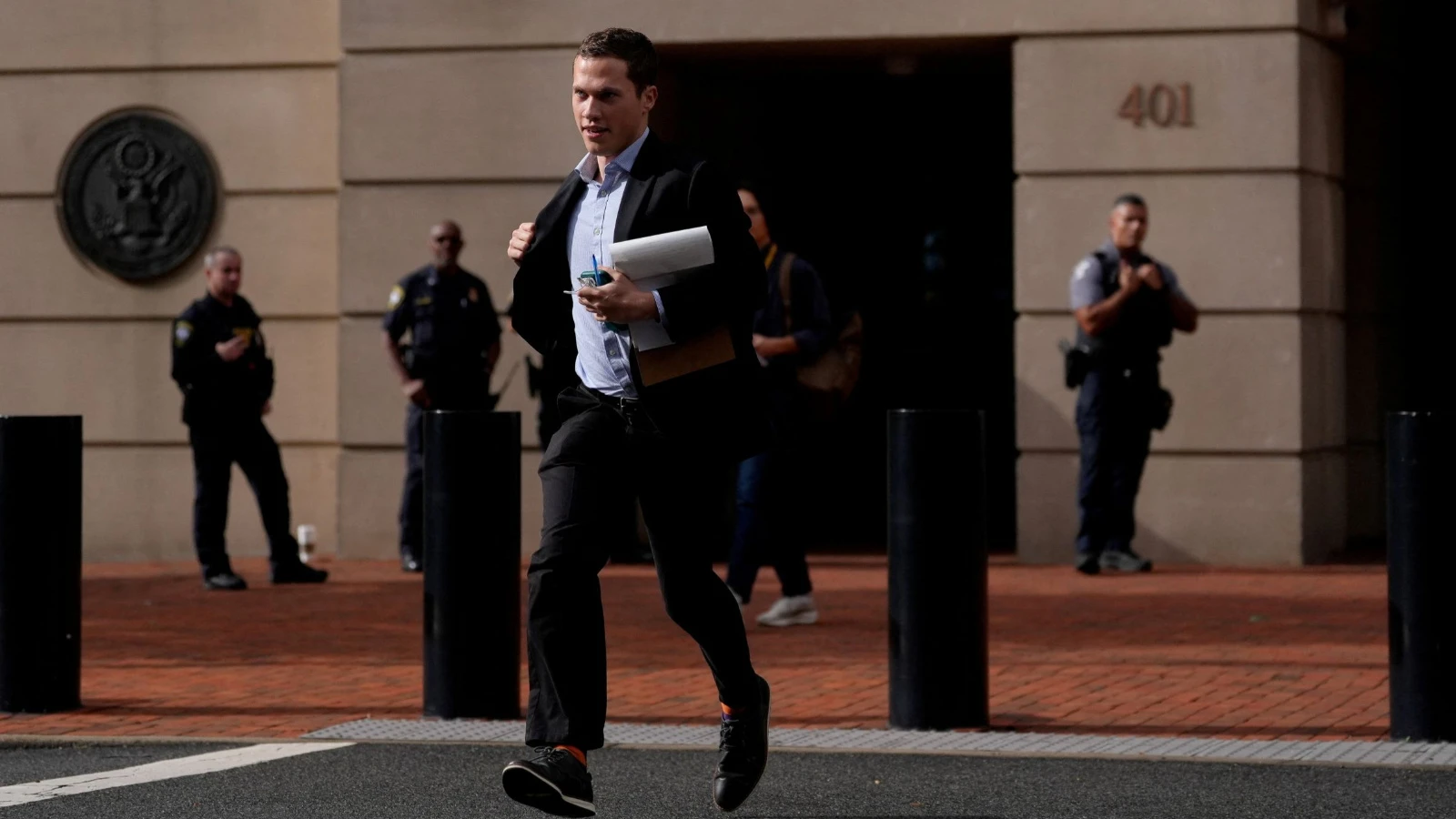 Trump'ın Rusya ile bağını soruşturan James Comey suçlamaları reddetti