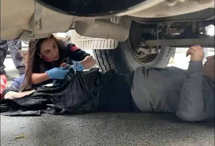 Kamyonun altında kalan motosiklet sürücüsü ağır yaralandı