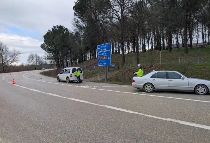Hafif ticari araç ile otomobil çarpıştı; 2 yaralı
