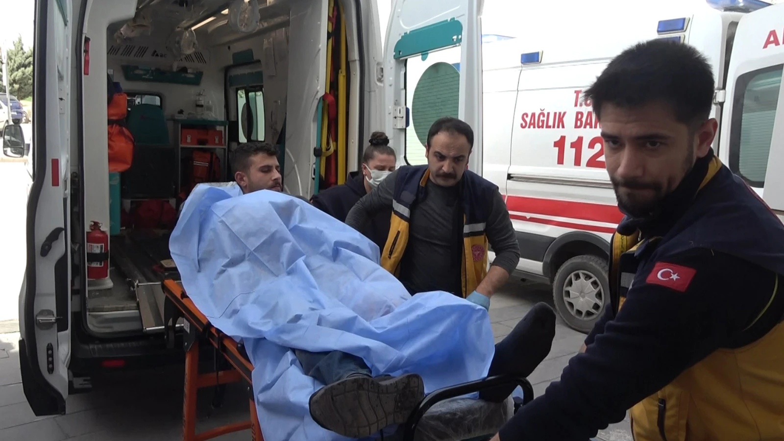 Çakmağını vermeyen kuzenini bıçaklayıp kaçtı