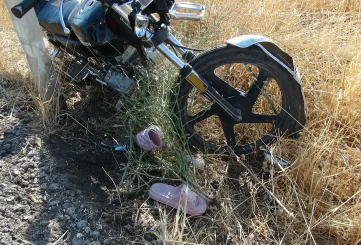 6 kişinin bindiği motosiklet devrildi; anne- baba ve 4 çocuk yaralandı