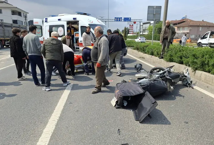 Otomobil motosiklete çarptı: 3 yaralı