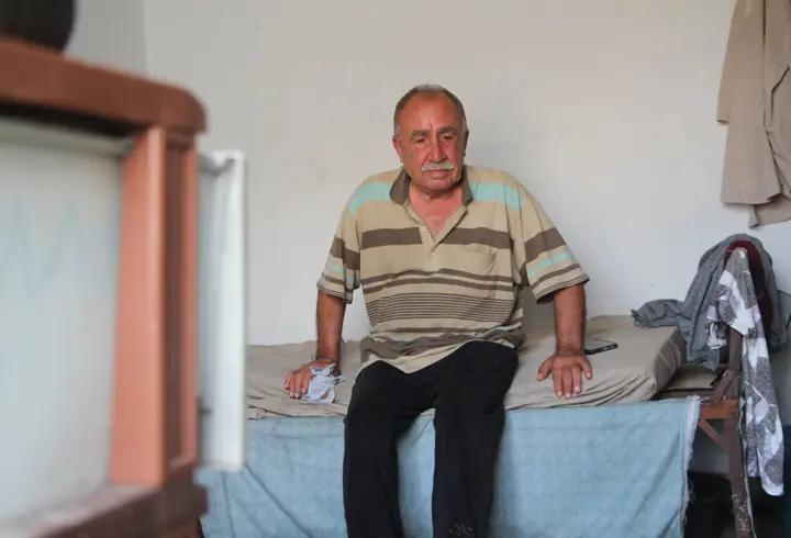 Aynı gün evini ve eşini kaybetti; depodan bozma tek odalı evde yaşıyor