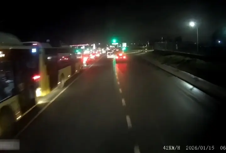 İstanbul - Başakşehir'de 3 İETT otobüsü çarpıştı; yaralılar var -1