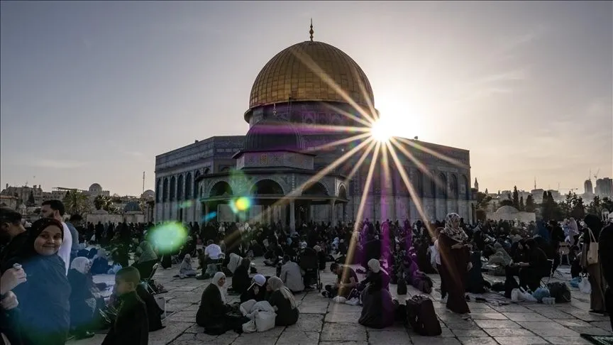 Mescid-i Aksa'da itikafa giren Filistinliler Gazze için dua etti