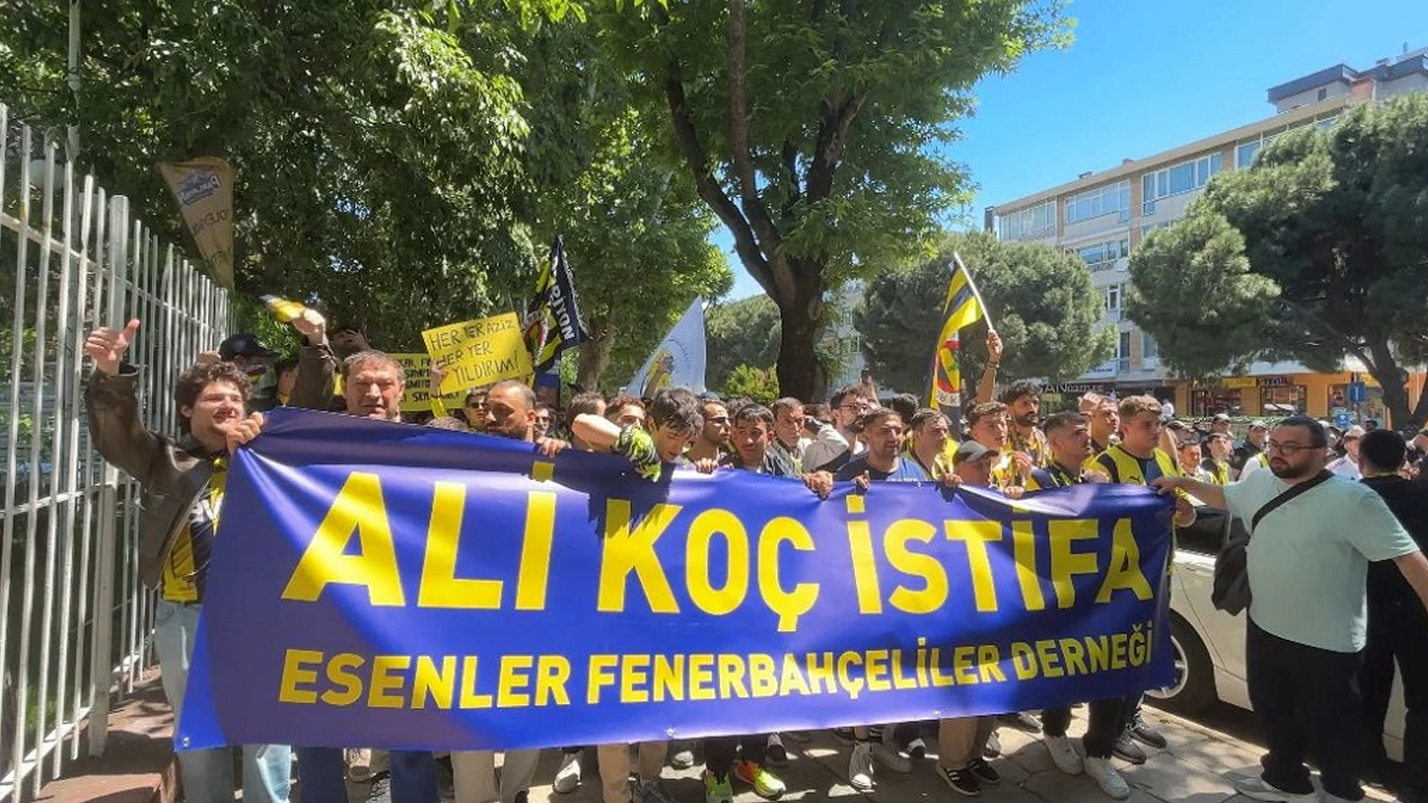 Fenerbahçeli taraftarlar Cadde'den stada kadar yönetimi protesto etmek için yürüdü