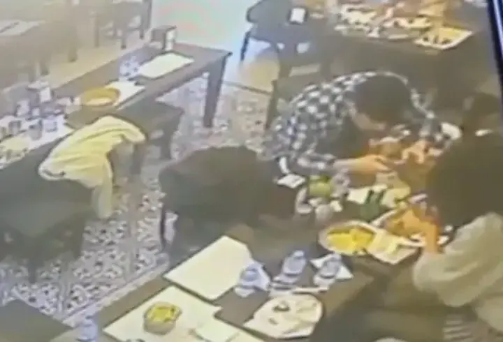 Yer: Taksim... Restoranda akılalmaz olay! Yemekten çıkan böcek adamın dudağını ısırdı
