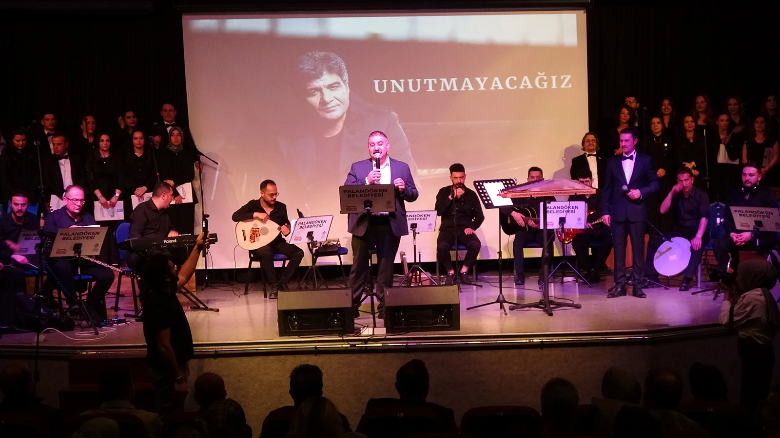 Erzurumluların İbrahim Erkal sevgisi: Salona dolup taştılar