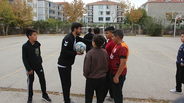 Görme Engelli Abdülkadir, 11 Yıl Önce Mezun Olduğu Ortaokula Beden Eğitimi Öğretmeni Oldu