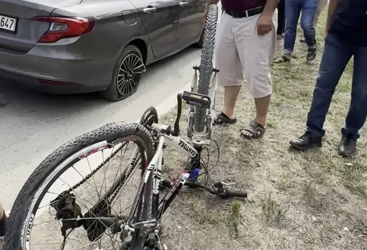 Kırmızı ışıkta geçen bisikletliye otomobil çarptı