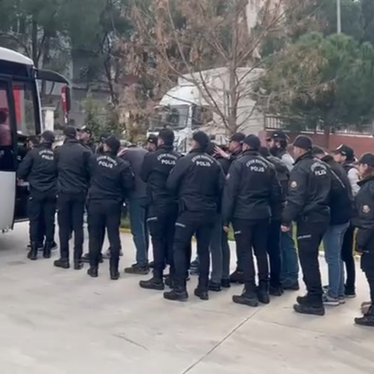 Dolandırıcılık ve kara para aklama operasyonu: 15 gözaltı