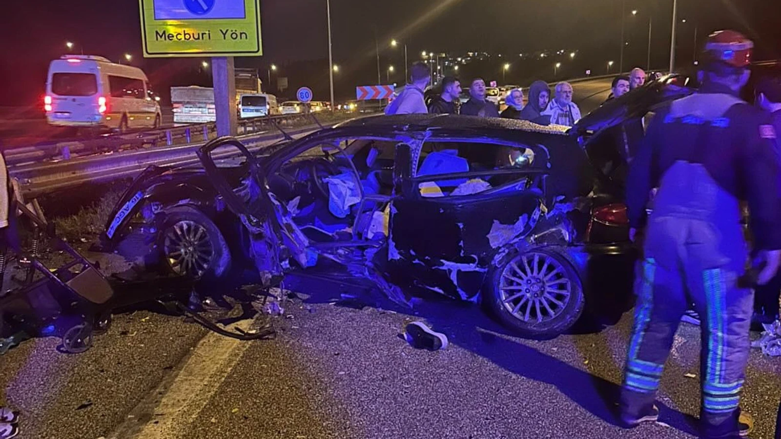 Bursa'da otomobil bariyerlere çarptı: 1 ölü, 3 yaralı
