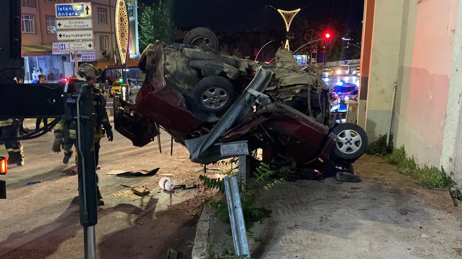 Takla atan otomobil çarptığı bariyerde asılı kaldı: 2 genç öldü