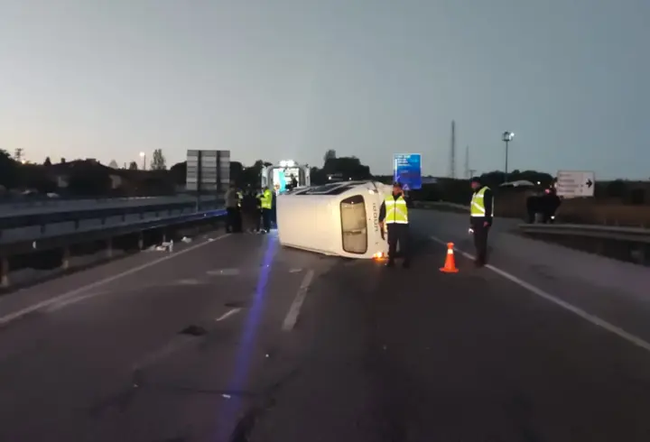 Otomobil, minibüse arkadan çarptı; 5’i çocuk 9 yaralı