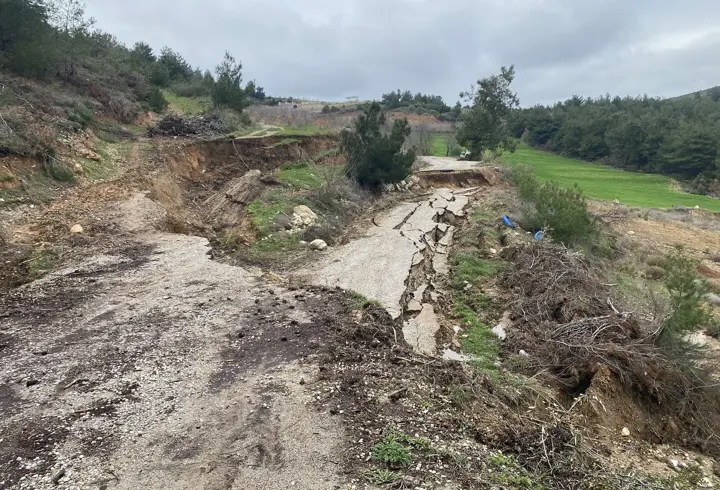 Manisa'da Sülüklü Göl yolunda toprak kayması; yol ulaşıma kapatıldı