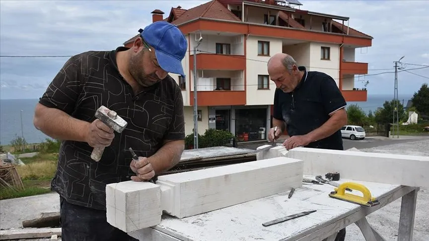 Yılın ahisi seçilen taş oyma ustası mesleğini oğullarıyla sürdürüyor