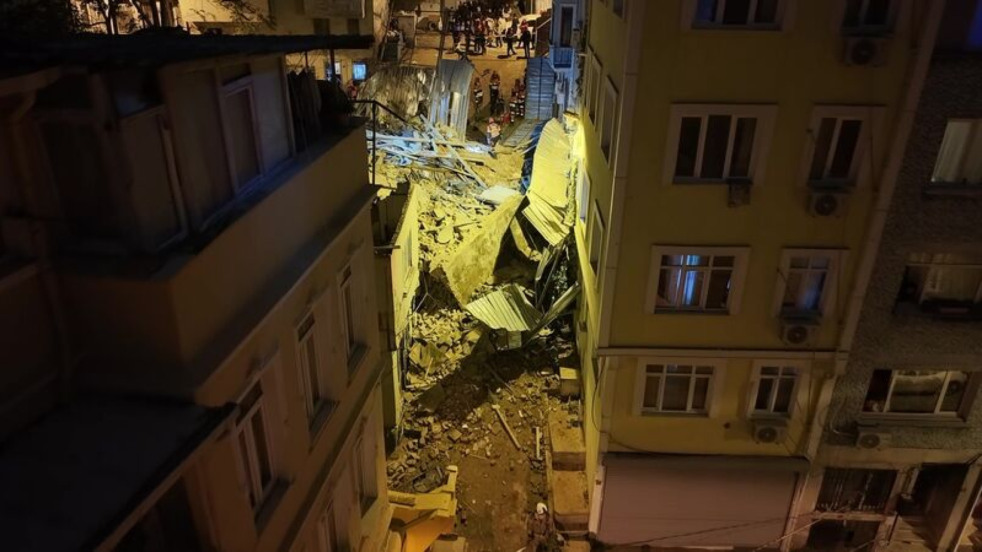 Beyoğlu'nda 5 Katlı Metruk Bina Çöktü - İstanbul Haberleri - Habertürk
