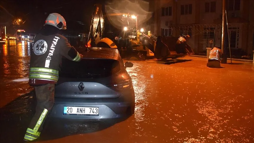 Manisa ve İzmir'de etkili olan sağanak hayatı olumsuz etkiledi