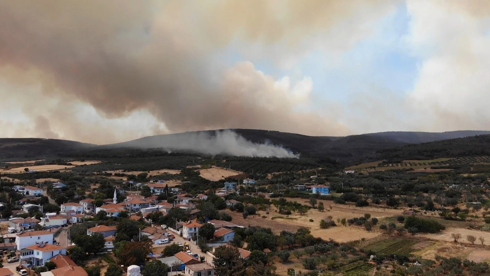 Orman yangınında yükselen dumanlar dron ile havadan görüntülendi