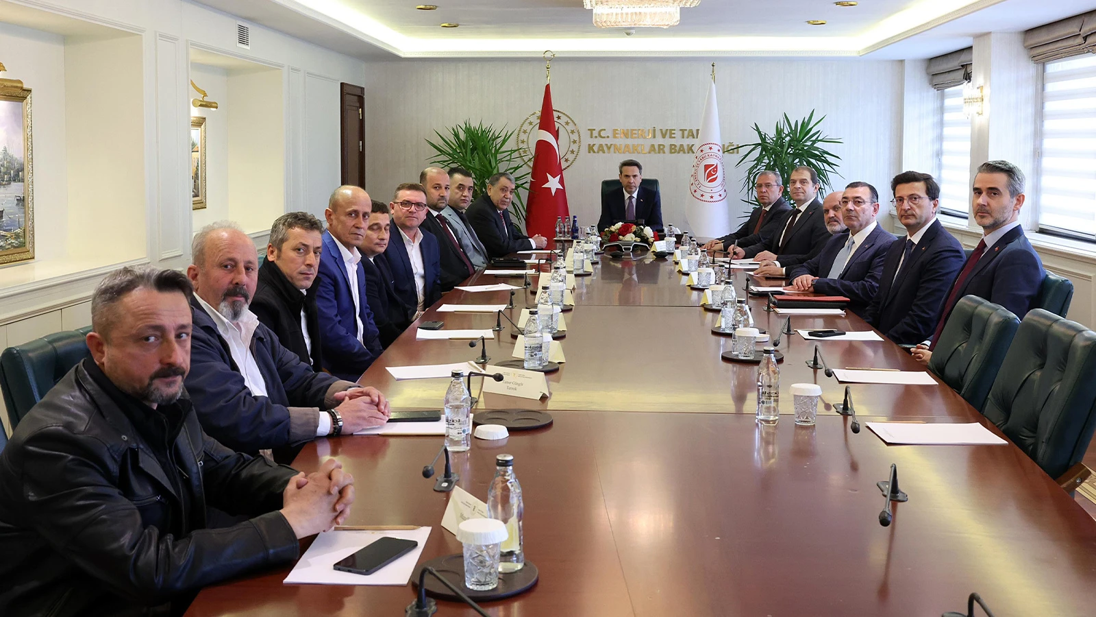 Enerji Bakanı Bayraktar, maden işçilerini kabul etti
