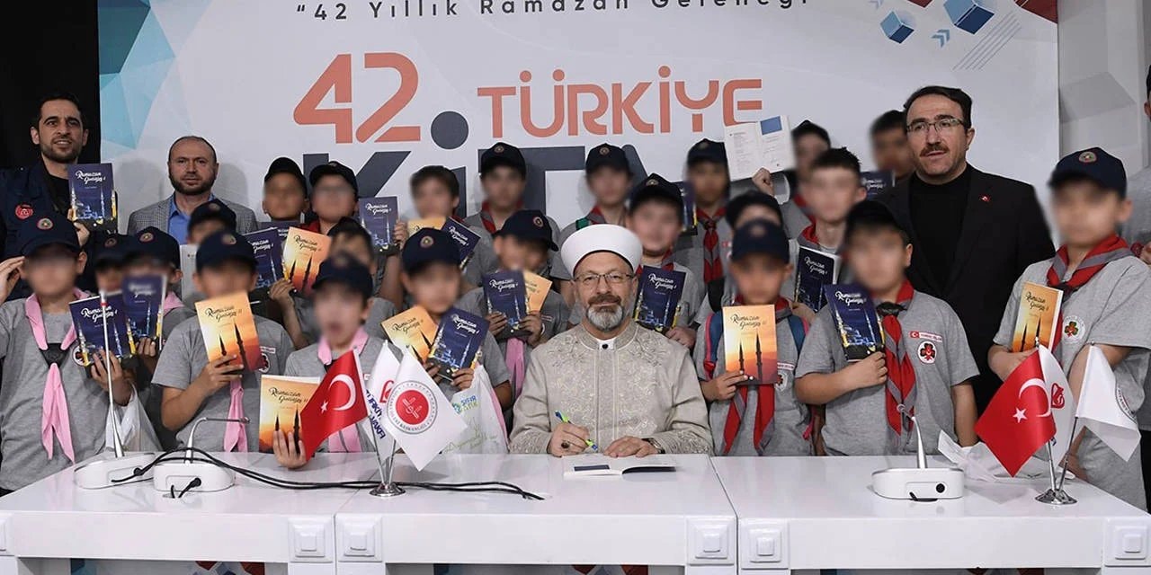 İstismar skandalıyla görevden alınmıştı, Erbaş'la kitap imzaladı