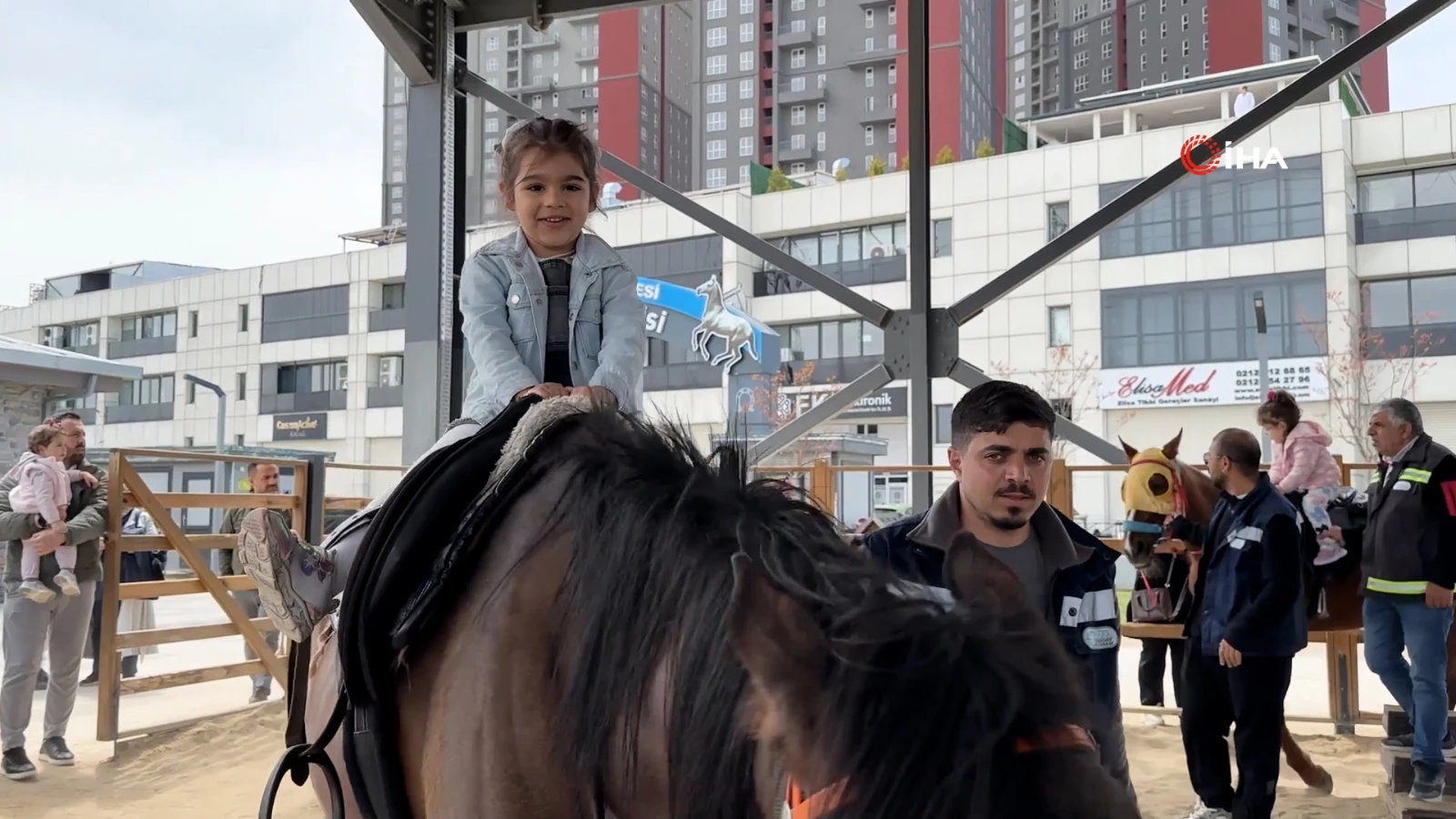 Esenyurt Belediyesi’nden çocuklara at çiftliği gezisi