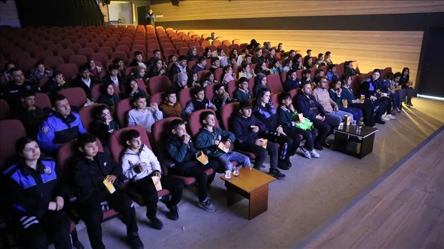 Muş'ta polisler 4 yılda köylerdeki 13 bin 829 çocuğa sinema keyfi yaşattı