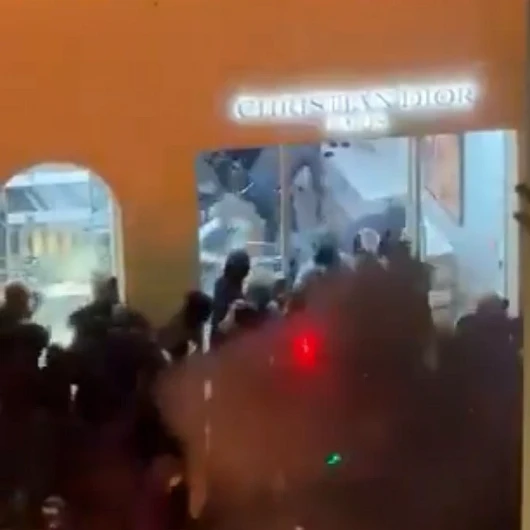 Yüzlerce Gösterici Aynı Anda Hücum Etti: Paris'te Dünyaca Ünlü Lüks Mağazalar Yağmalandı