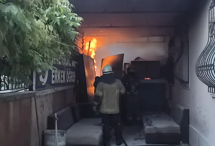 Bursa'da erkek öğrenci yurdunda yangın; 3 kişi dumandan etkilendi